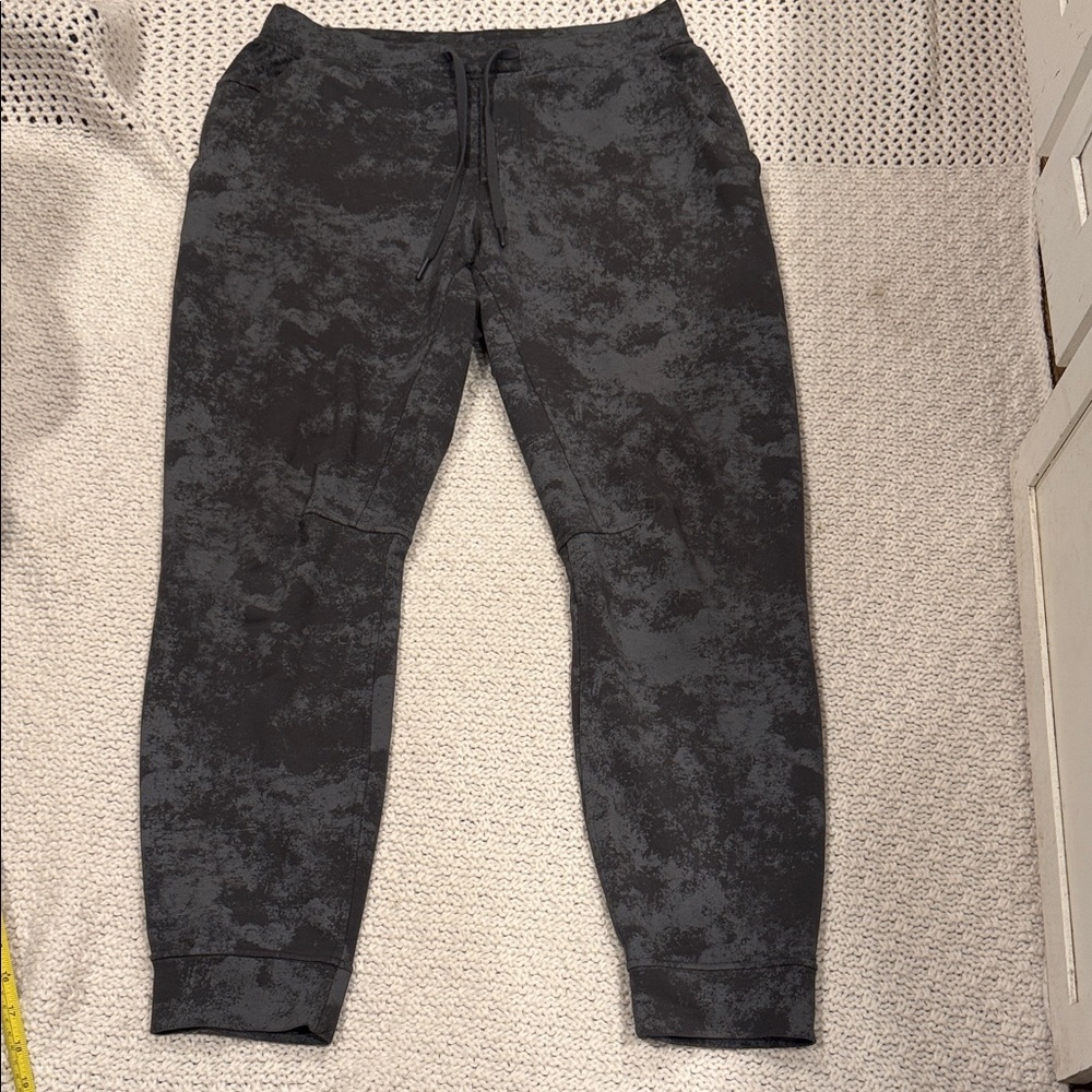 Lululemon Men’s Black and Gray Jogger Pants Large